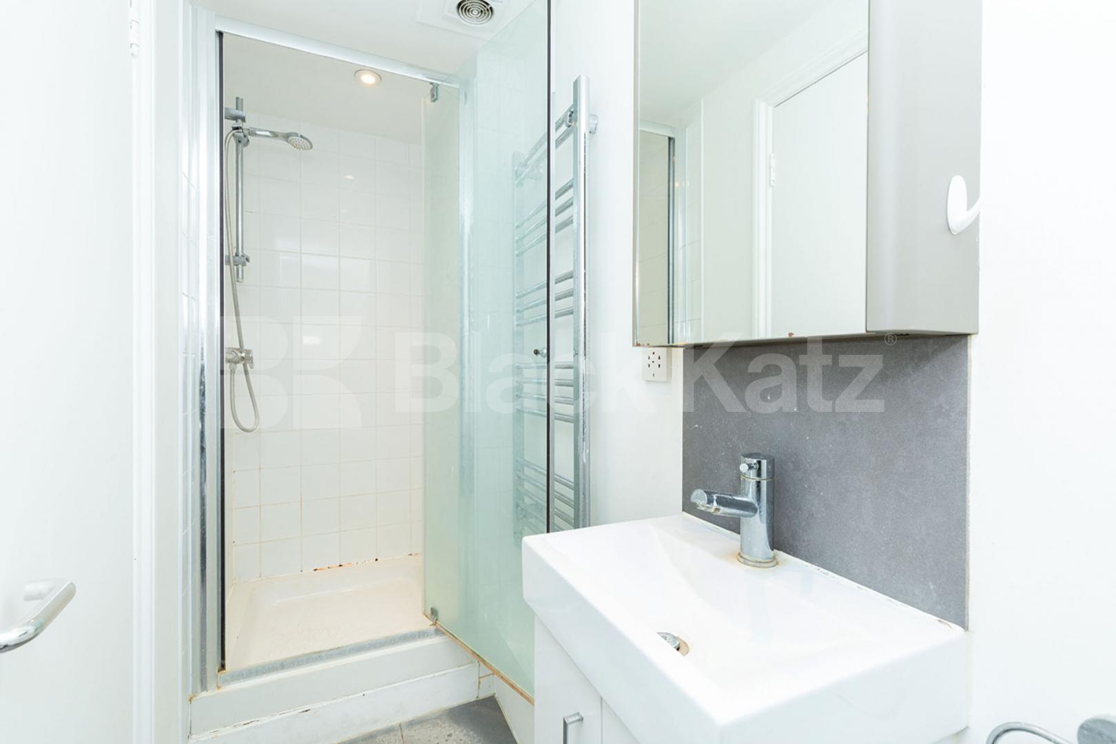 Located in the heart of the city is this large 1 bed inclusive of some bills Fleet Street, Chancery Lane